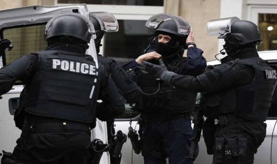 الشرطة الفرنسية تعتقل شخصين للاشتباه في صلتهما بالإرهاب