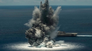 سفينة تابعة للبحرية الامريكية تتعرض لتفجيرات بقوة 10الاف باوند