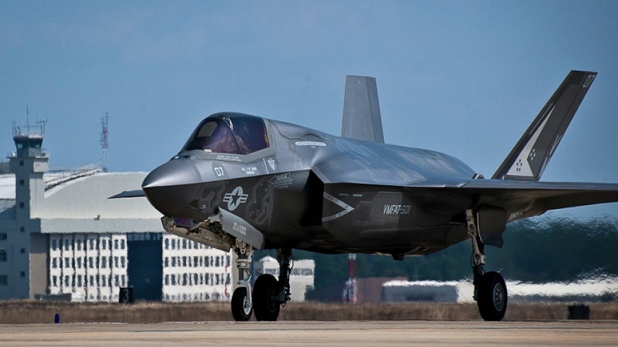 اشتعال النيران في مقاتلة F-35A في قاعدة سلاح الجو الرئيسية في ماونتن هوم